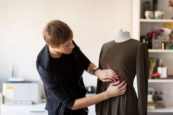 Modeontwerper met dummy maken jurk op studio — Stockfoto