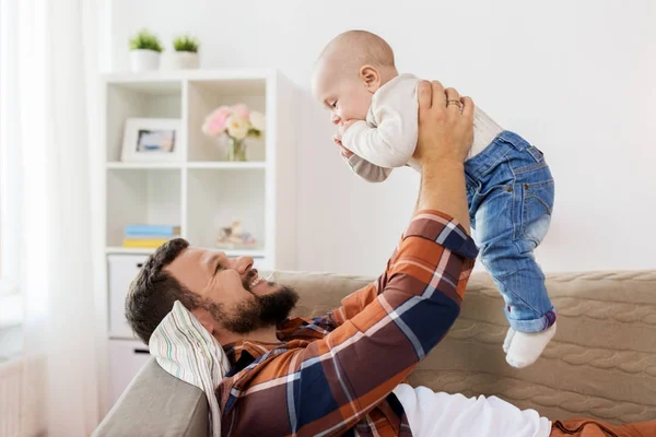 Счастливый отец с маленьким мальчиком дома — стоковое фото