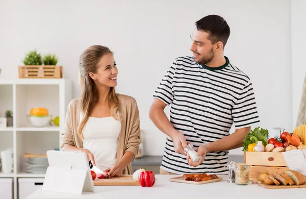 Casal feliz cozinhar comida em casa cozinha — Fotografia de Stock