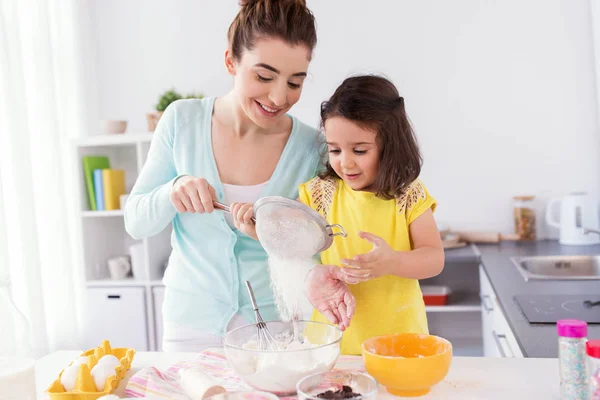 Happy mother and daughter baking at home — Stock Photo, Image