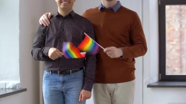 Maschio coppia con gay orgoglio arcobaleno bandiere a casa — Video Stock