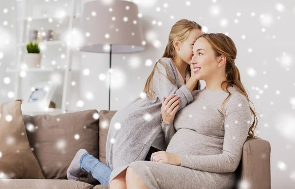 幸せな妊娠中の女性と少女の家でおしゃべり — ストック写真