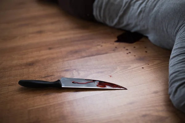 Dead woman body lying on floor at crime scene — Stock Photo, Image