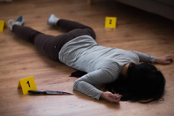 Corpo morto mulher deitado no chão no local do crime — Fotografia de Stock