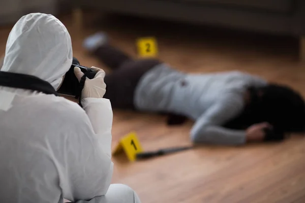 Криміналіст фотографує мертве тіло на місці злочину — стокове фото