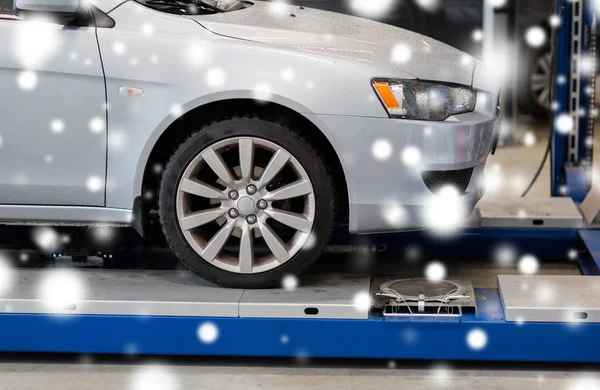 Car on lift at repair station — Stock Photo, Image