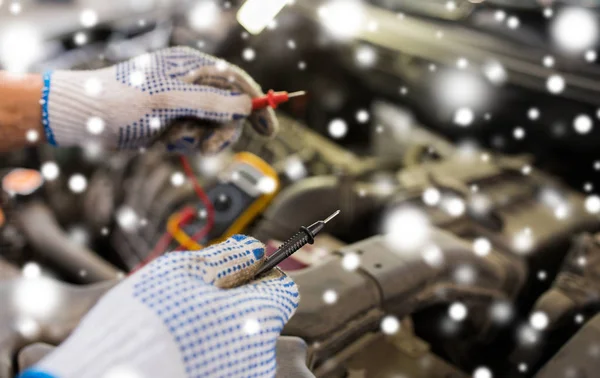 Auto mechanic hands with multimeter at car — Stock Photo, Image