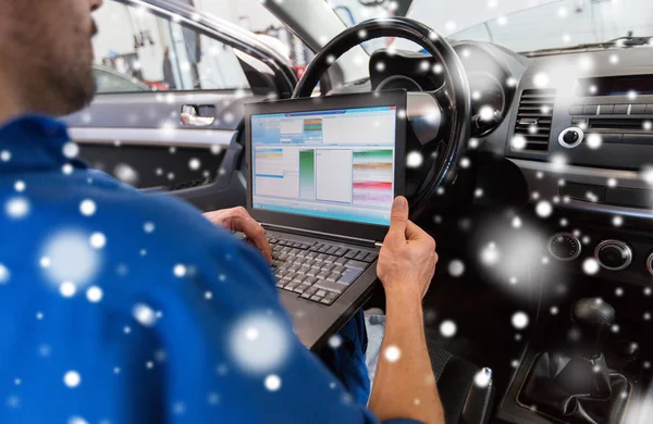 Mekaniker man med laptop att göra bil diagnostiska — Stockfoto