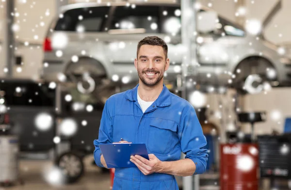 Homme mécanique heureux avec presse-papiers à l'atelier de voiture — Photo