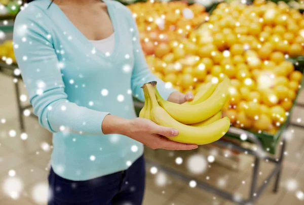 顾客与香蕉在杂货商店 — 图库照片