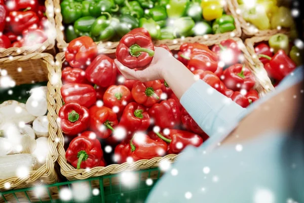 Customer buying peppers at grocery store — Stock Photo, Image
