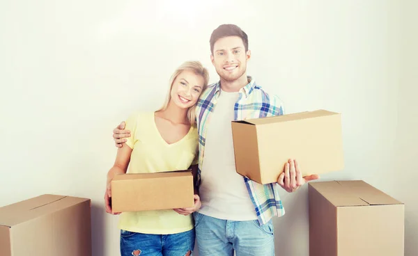 Sonriente pareja con grandes cajas moviéndose a nuevo hogar —  Fotos de Stock
