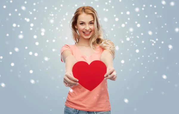 Lycklig kvinna eller tonåring flicka med rött hjärta form — Stockfoto