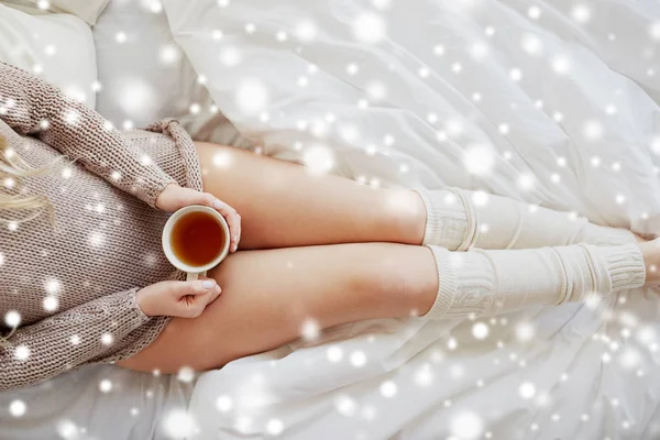 Close up of man with tea cup in bed — стоковое фото