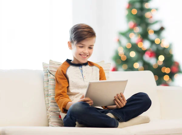 Niño sonriente con la tableta PC en casa en Navidad — Foto de Stock