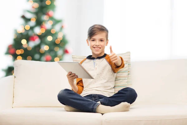 Jongen met tablet pc duimen opdagen met Kerstmis — Stockfoto