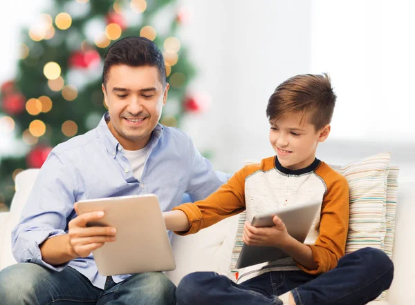 Mutlu baba ve oğul Noel'de tablet pc ile — Stok fotoğraf