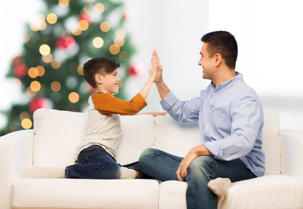 Lycklig far och son gör hög fem vid jul — Stockfoto