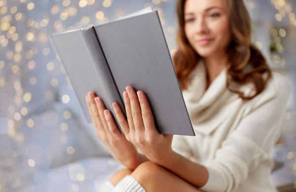 Felice giovane donna lettura libro a letto a casa — Foto Stock