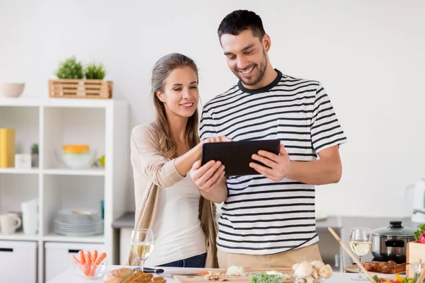 집에서 음식을 요리 하는 태블릿 pc와 함께 행복 한 커플 — 스톡 사진