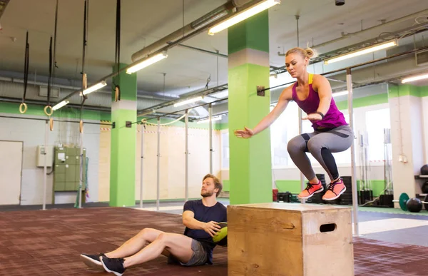 Kvinna och man med medicinboll träna i gym — Stockfoto
