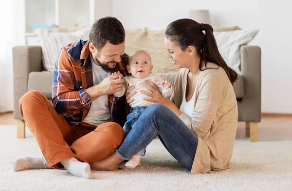 Família feliz com bebê se divertindo em casa — Fotografia de Stock