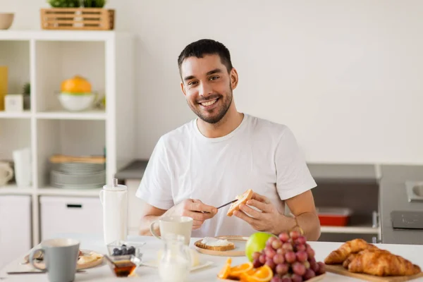 Man yemek tost kahve ev mutfak at ile — Stok fotoğraf