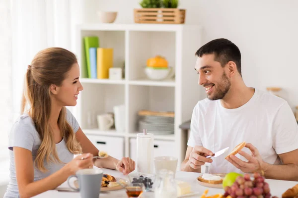 幸せなカップルが家で朝食を持っている — ストック写真