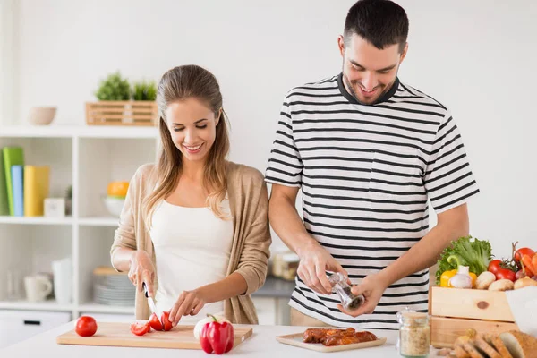 Casal feliz cozinhar comida em casa cozinha — Fotografia de Stock