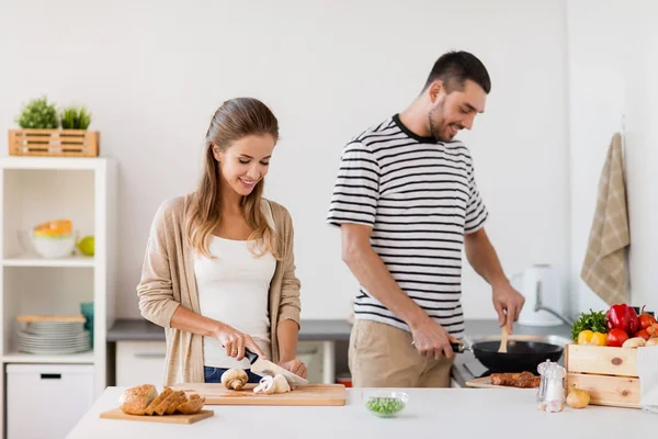 Çift ev mutfağında yemek pişiriyor. — Stok fotoğraf