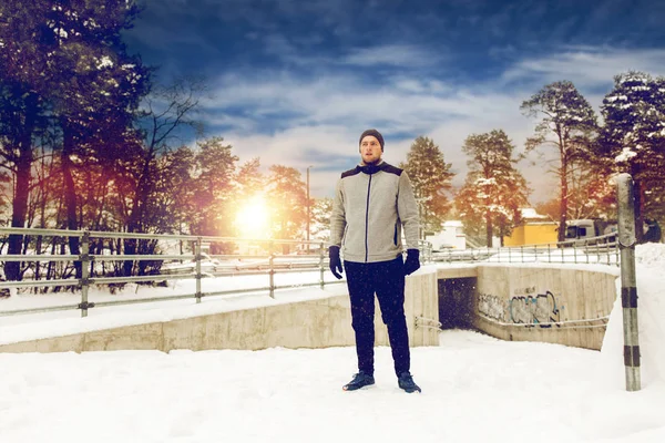 Hombre deportivo en invierno al aire libre — Foto de Stock