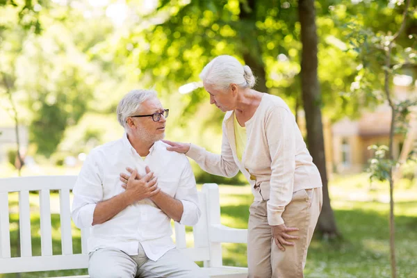 Senior man gevoel ziek in zomer park — Stockfoto