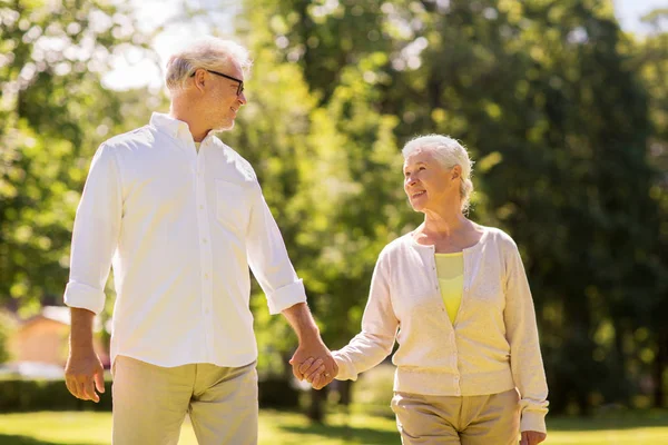 Счастливая пожилая пара, гуляющая в летнем парке — стоковое фото