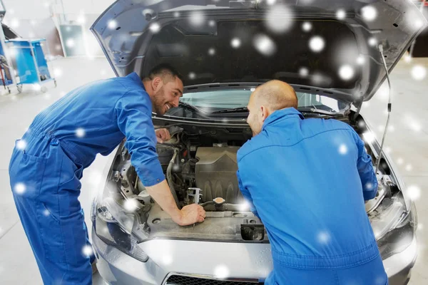 Mekaniker män med skiftnyckel reparera bilen på verkstad — Stockfoto