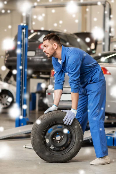 Meccanico auto cambiando pneumatico auto in officina — Foto Stock