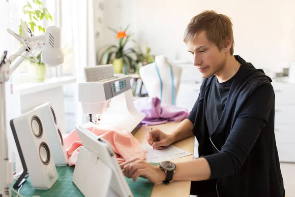 Projektant mody z komputera typu tablet, praca w studio — Zdjęcie stockowe