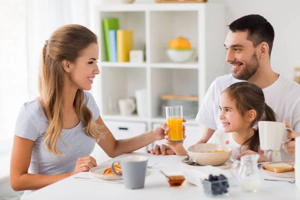 Família feliz tomando café da manhã em casa — Fotografia de Stock