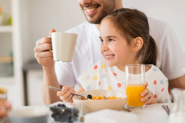 Feliz família beber suco para o café da manhã em casa — Fotografia de Stock