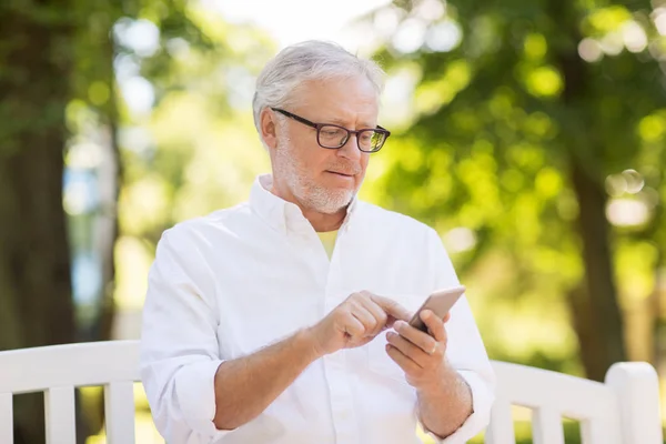 Senior man with smartphone at summer park — Stock Photo, Image