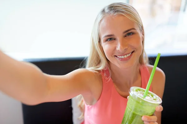 Γυναίκα με smoothie λήψη selfie στο εστιατόριο — Φωτογραφία Αρχείου