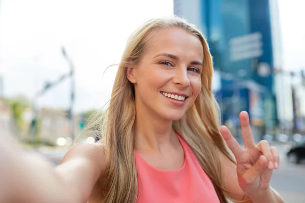 Šťastná mladá žena při selfie na městské ulici — Stock fotografie