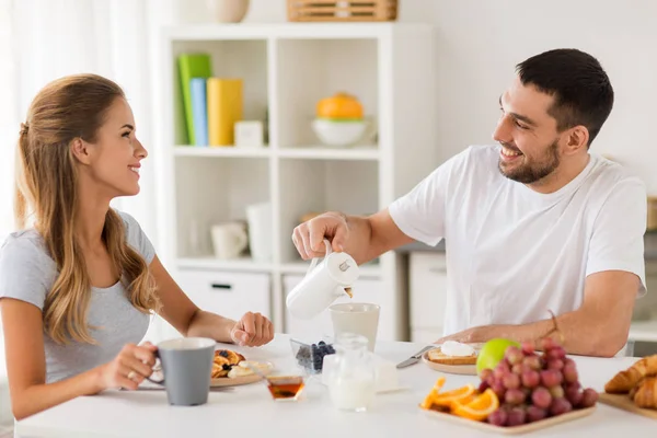 Happy couple having breakfast at home — Stock Photo, Image