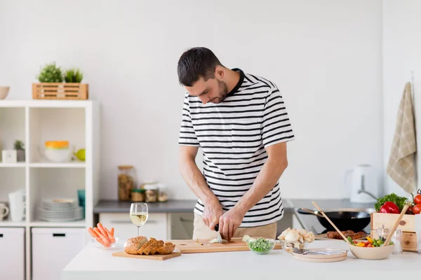 Mann kocht Essen in der heimischen Küche — Stockfoto