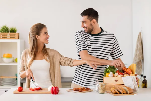 Feliz pareja cocina comida en casa cocina —  Fotos de Stock