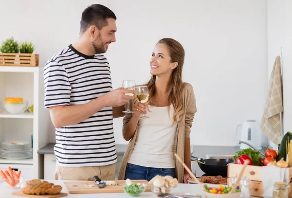 Par Matlagning mat och dricka vin hemma — Stockfoto