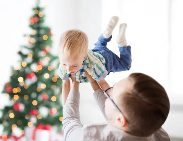 Glücklicher Vater, der an Weihnachten mit Sohn spielt — Stockfoto