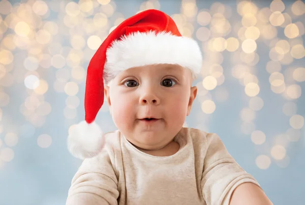 Zamknąć z małym dzieckiem w santa hat na Boże Narodzenie — Zdjęcie stockowe