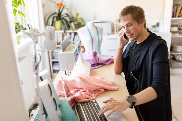 Modeontwerper opgeroepen smartphone bij studio — Stockfoto