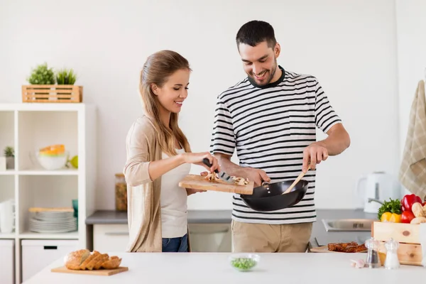 Pareja cocina comida en casa cocina —  Fotos de Stock