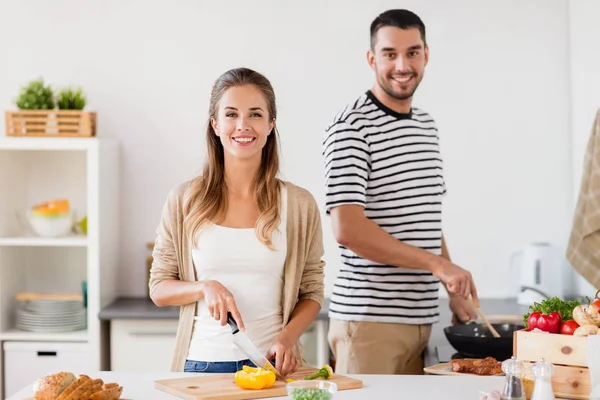 Пара готує їжу на домашній кухні — стокове фото